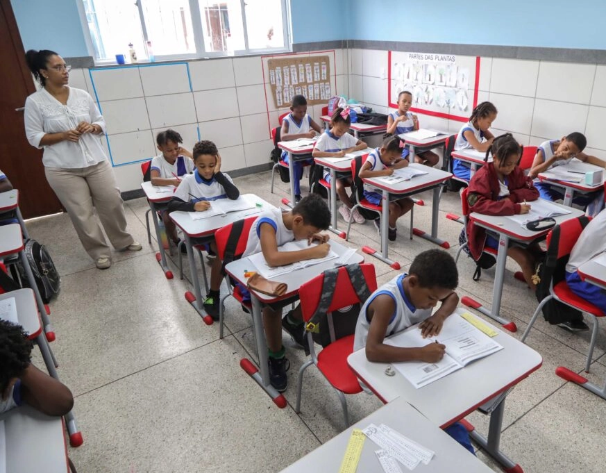 Prefeitura lança edital para contratação de 100 profissionais da educação em Salvador