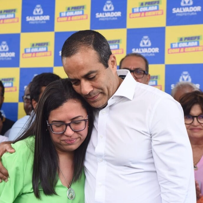 Bruno canta louvor durante última entrega pública antes das eleições; 'Obrigado a Deus'