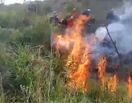 Incêndio florestal é controlado na área de proteção ambiental na Serra do Barbado