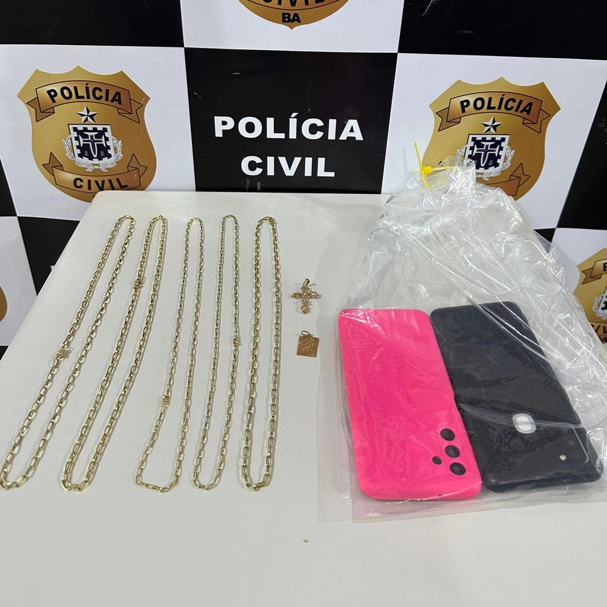 Polícia prende doméstica e empresário envolvidos em furtos de joias avaliadas em R$ 200 mil
