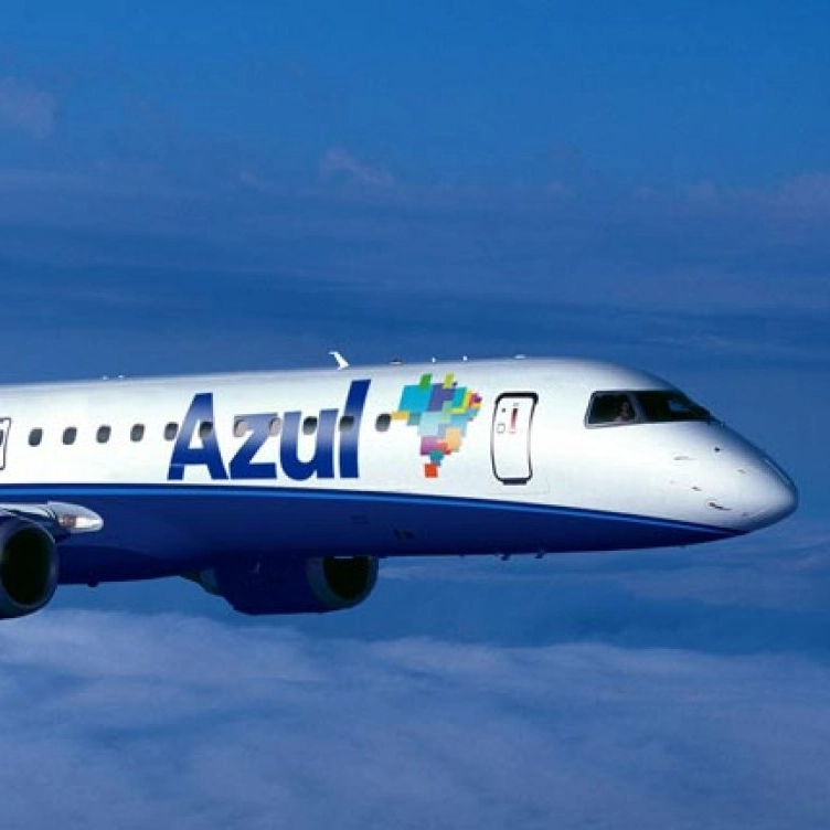 Avião da Azul faz pouso forçado em Salvador