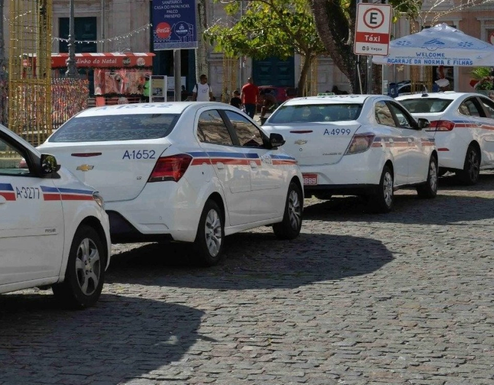 Taxistas em Salvador são autorizados a cobrar bandeira 2 durante o mês de dezembro