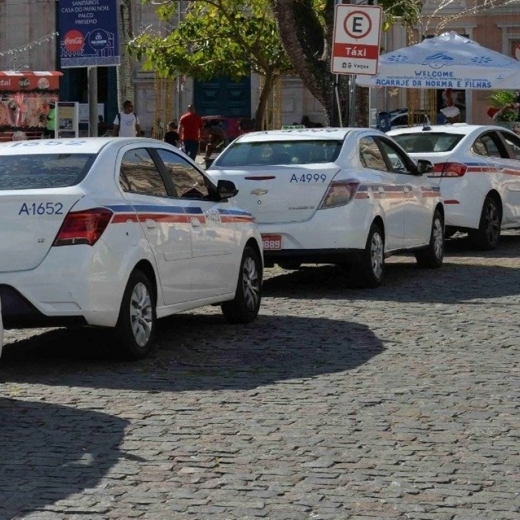 Taxistas em Salvador são autorizados a cobrar bandeira 2 durante o mês de dezembro