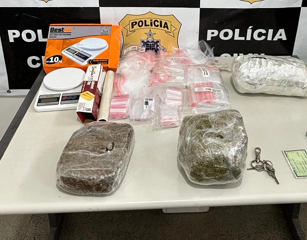 Dois quilos de maconha são apreendidos dentro de geladeira da casa de uma mulher suspeita de tráfico