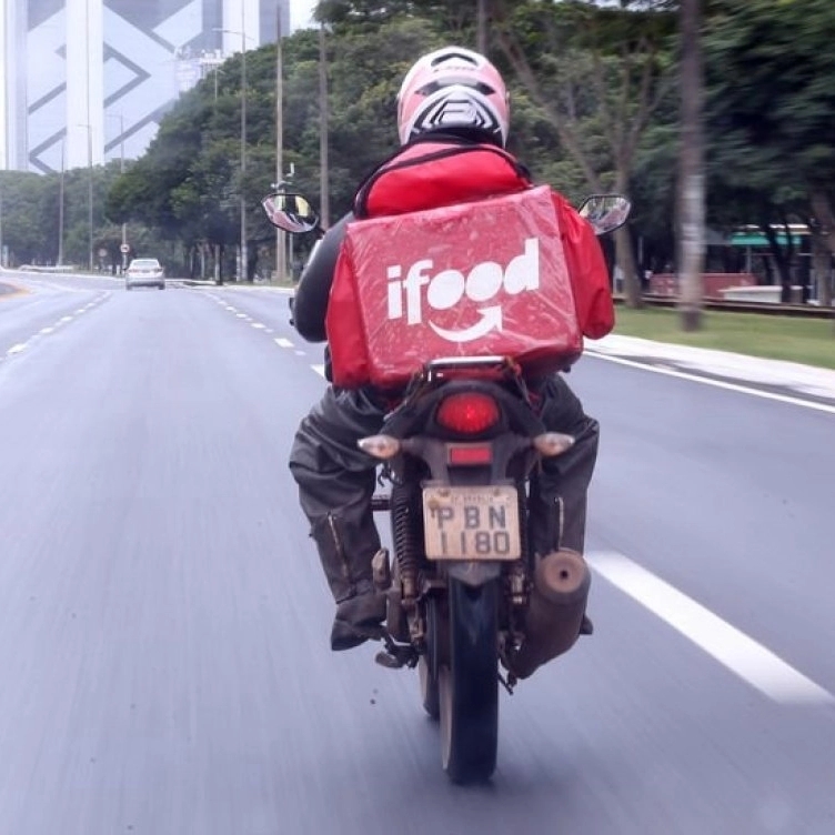 Justiça proíbe iFood de cobrar valor mínimo em pedidos: 'venda casada'