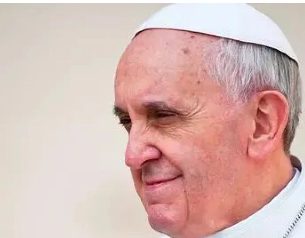 Ainda em recuperação, Papa não aparece em procissão anual da Sexta-feira Santa em Roma