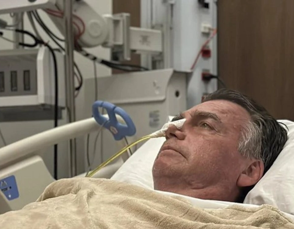Bolsonaro deixa UTI, mas segue internado sem previsão de alta