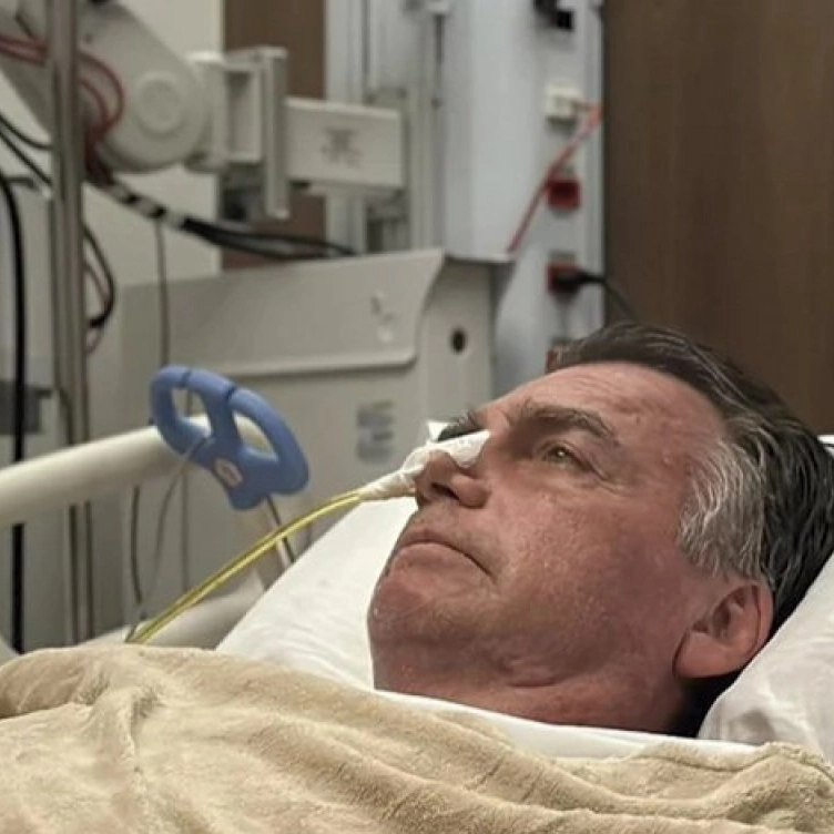 Bolsonaro deixa UTI, mas segue internado sem previsão de alta