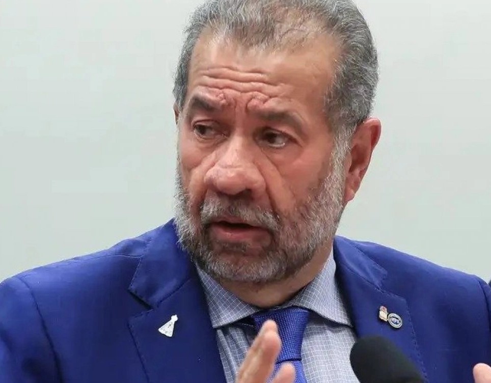 Crise no INSS: Carlos Lupi pede demissão do Ministério da Previdência
