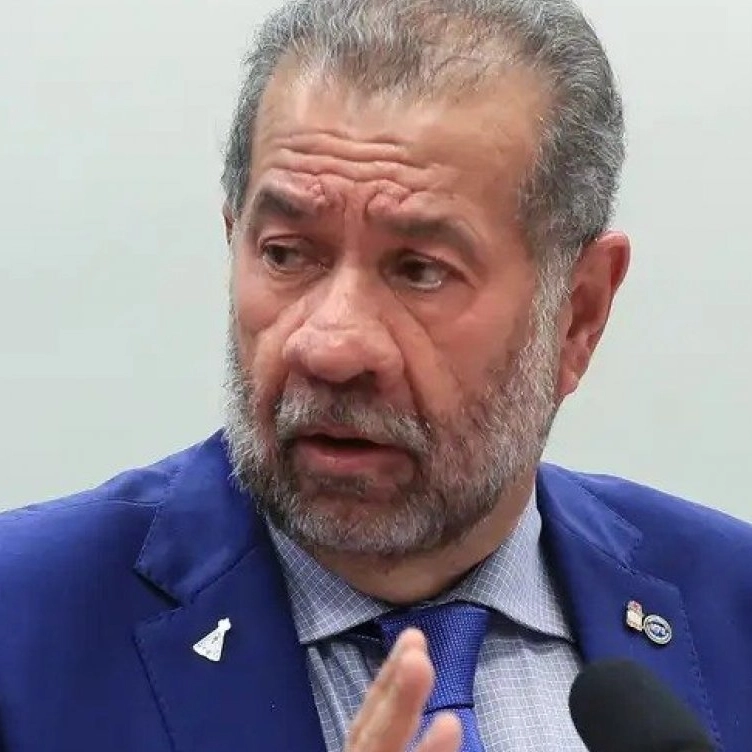 Crise no INSS: Carlos Lupi pede demissão do Ministério da Previdência