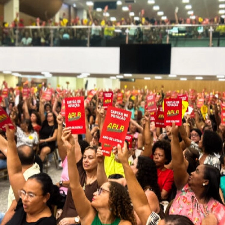 Professores da rede municipal de Salvador mantêm greve após rejeição de proposta salarial da prefeitura