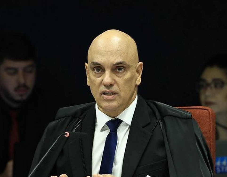 Moraes pede vista em julgamento sobre transporte gratuito de animais em voos