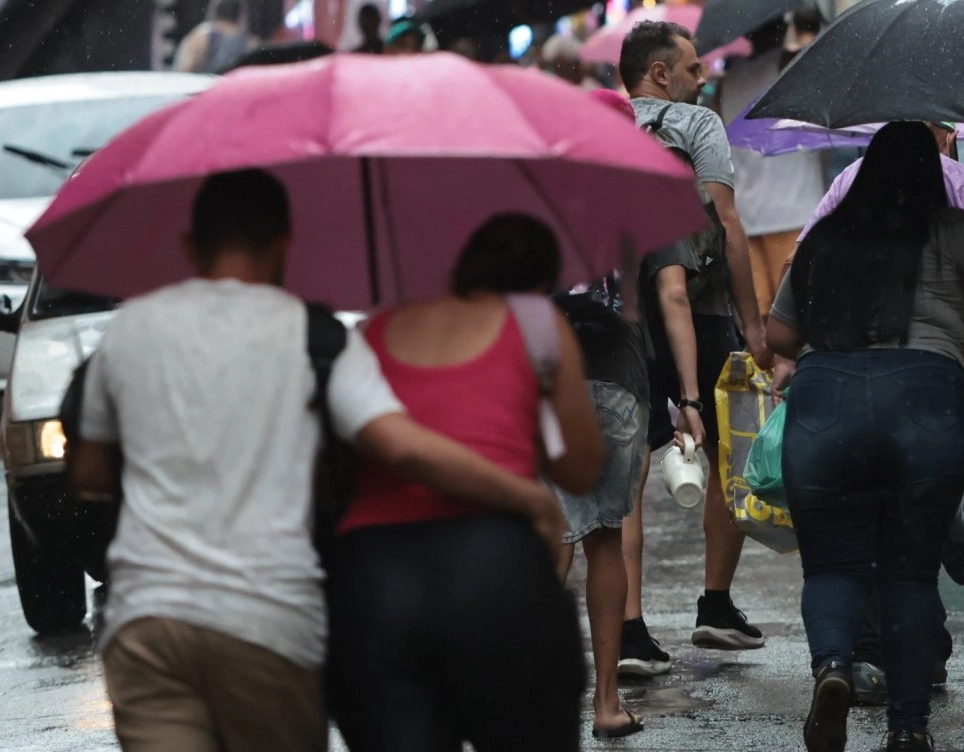 Chuvas continuam em Salvador e Defesa Civil alerta para riscos até domingo