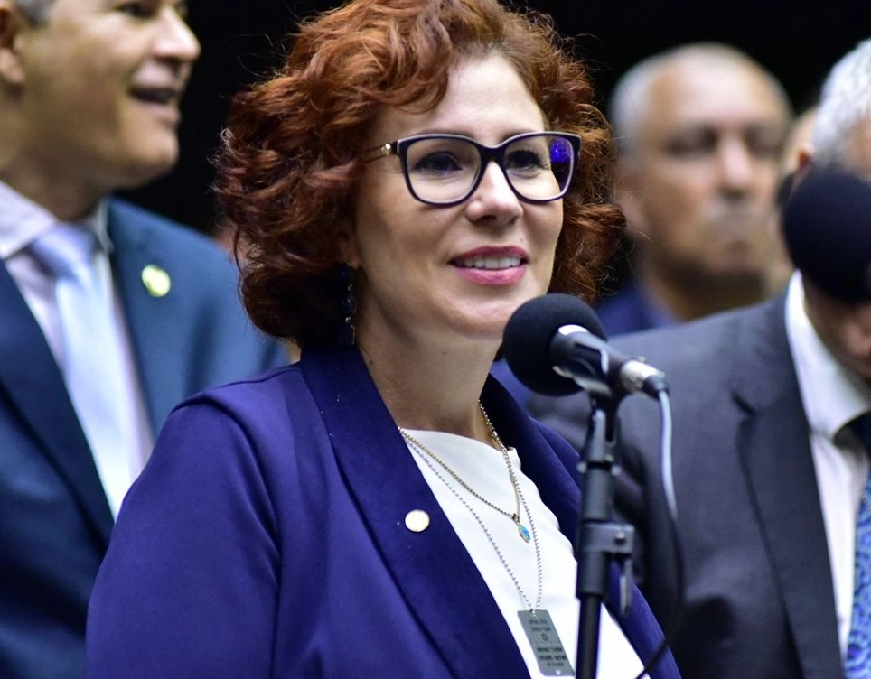 A pedido do STF, Interpol inclui Carla Zambelli na lista de difusão vermelha