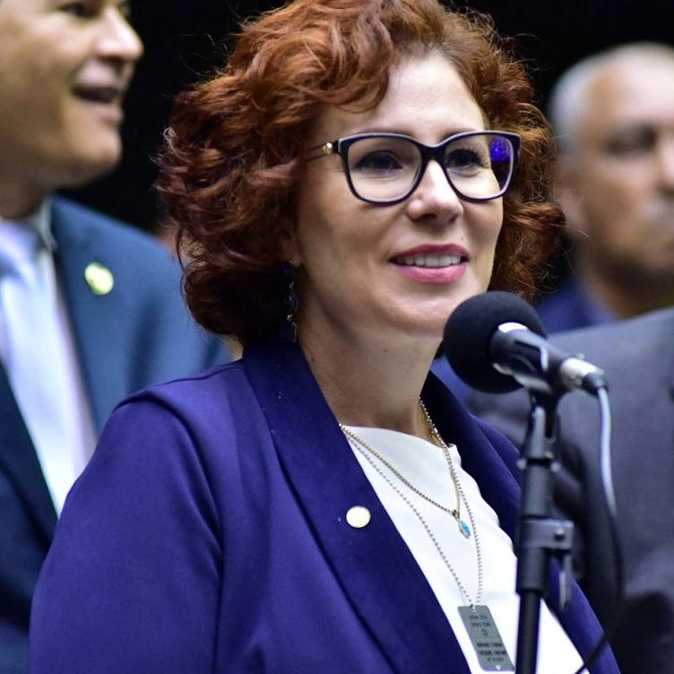 A pedido do STF, Interpol inclui Carla Zambelli na lista de difusão vermelha
