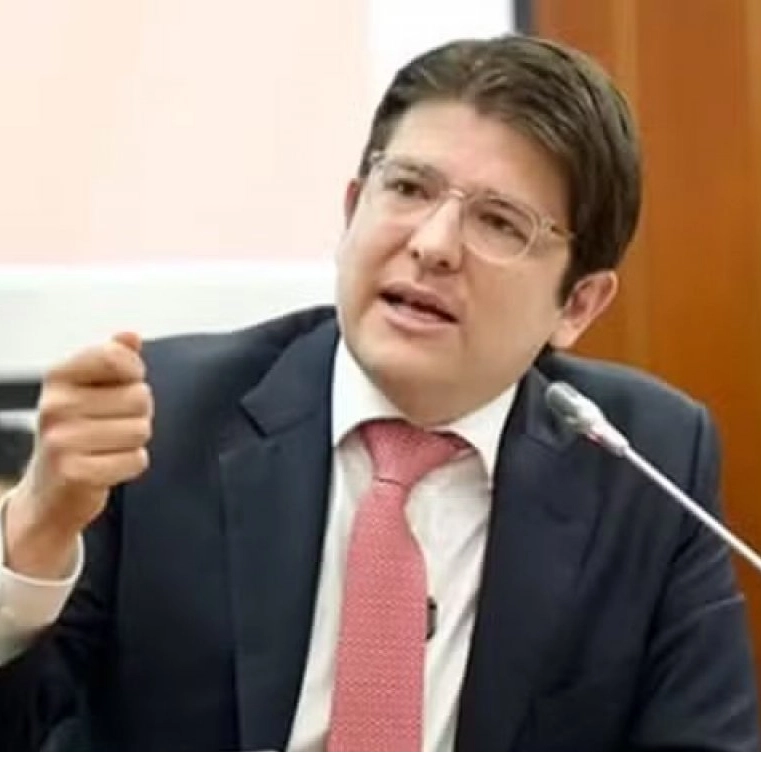 Senador e pré-candidato à presidência da Colômbia é baleado em ato de campanha