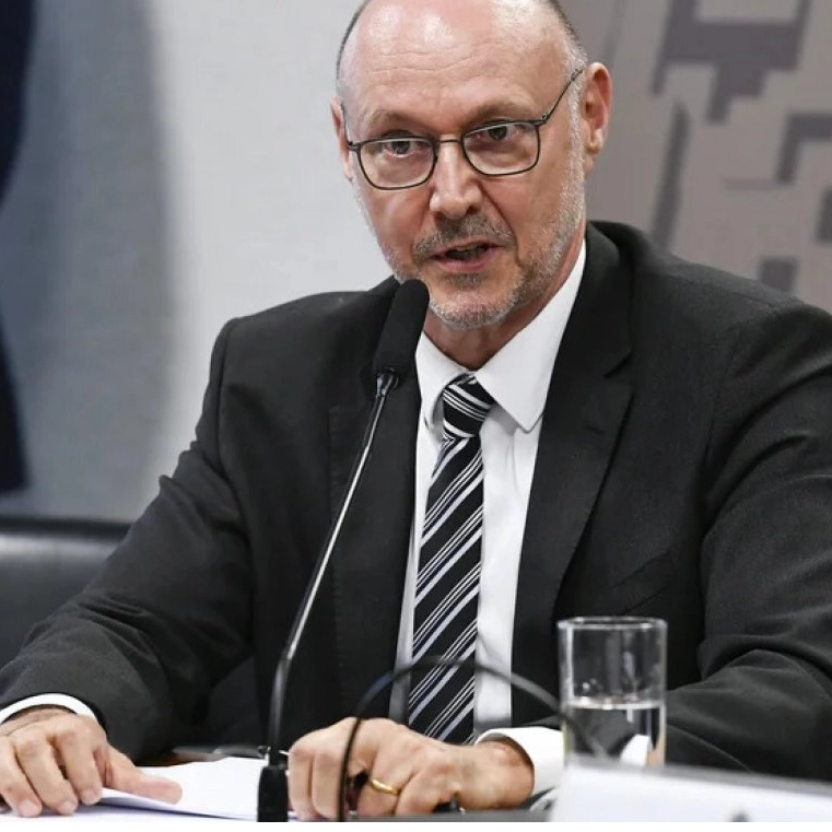 Agentes da Abin ameaçam greve e exigem saída de diretor indiciado pela PF
