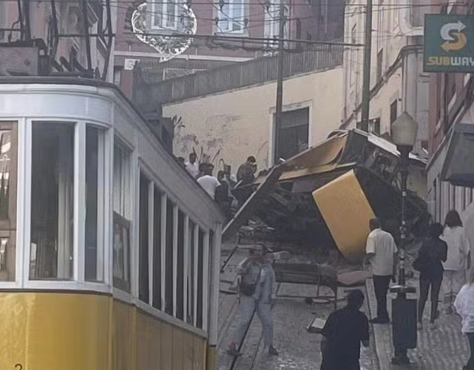 Acidente com bonde turístico deixa 15 mortos em Lisboa