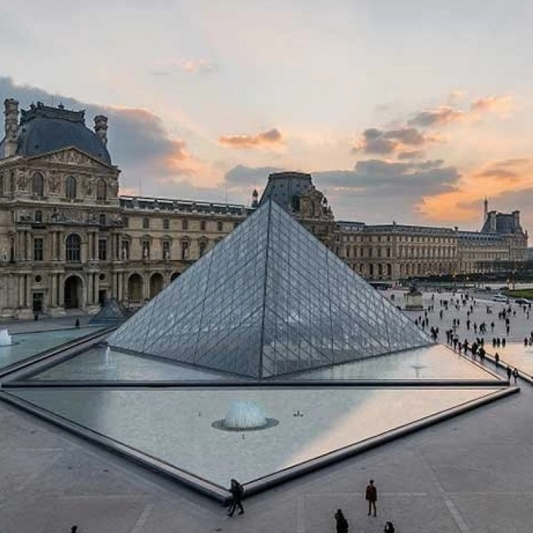 Louvre reabre após assalto milionário que levou joias da coroa francesa