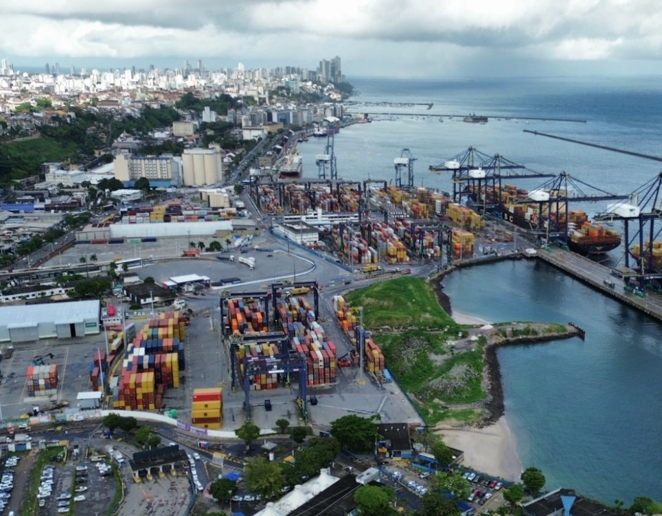 Codeba recebe certificação internacional por uso de energia renovável em operações portuárias