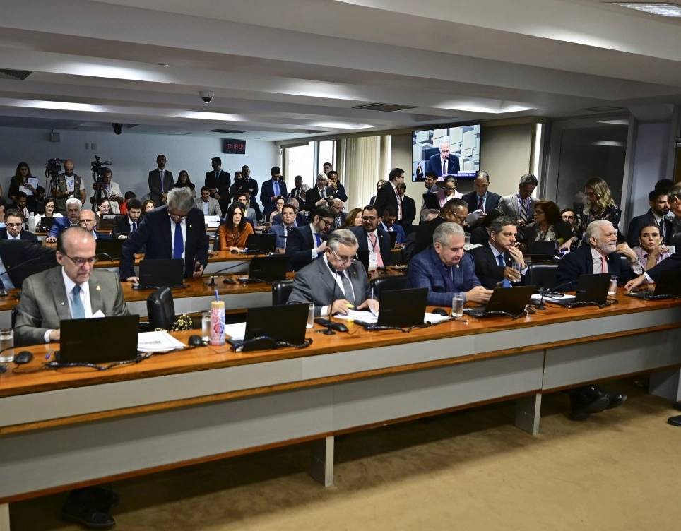 Senado adia votação de projeto que amplia isenção do IR