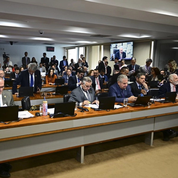 Senado adia votação de projeto que amplia isenção do IR