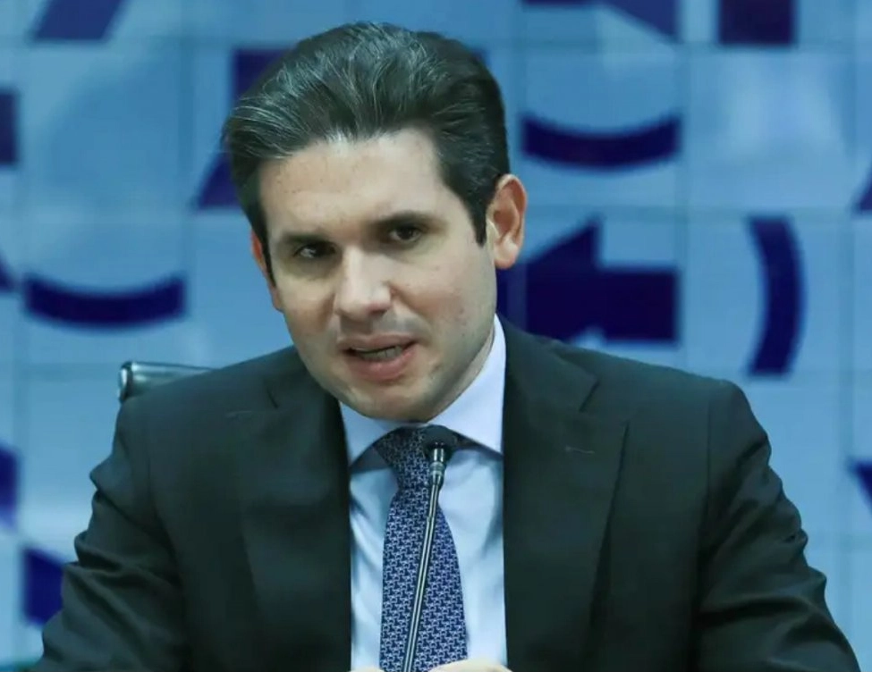 Hugo Motta defende servidora alvo da PF em investigação sobre emendas