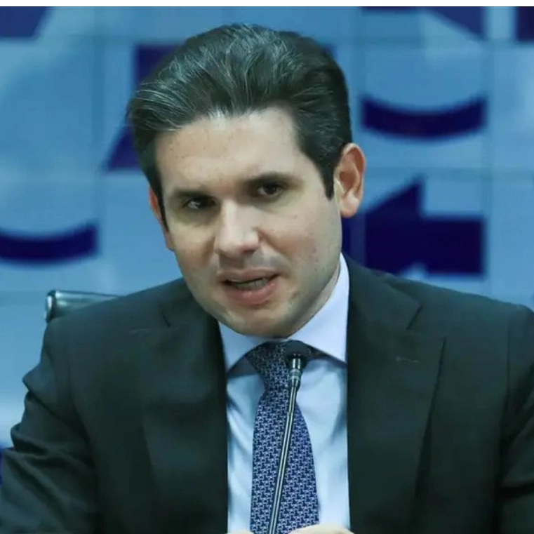 Hugo Motta defende servidora alvo da PF em investigação sobre emendas