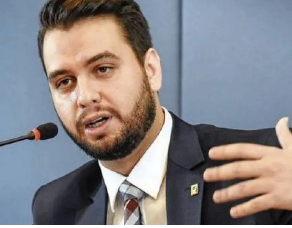 Ex-assessor de Bolsonaro, Filipe Martins é preso após descumprir medida judicial