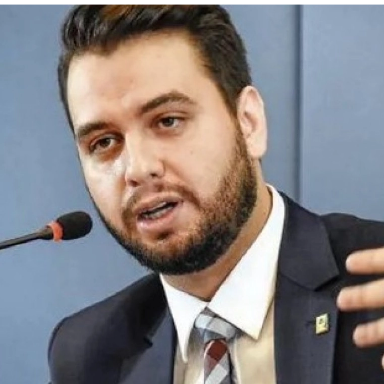 Ex-assessor de Bolsonaro, Filipe Martins é preso após descumprir medida judicial