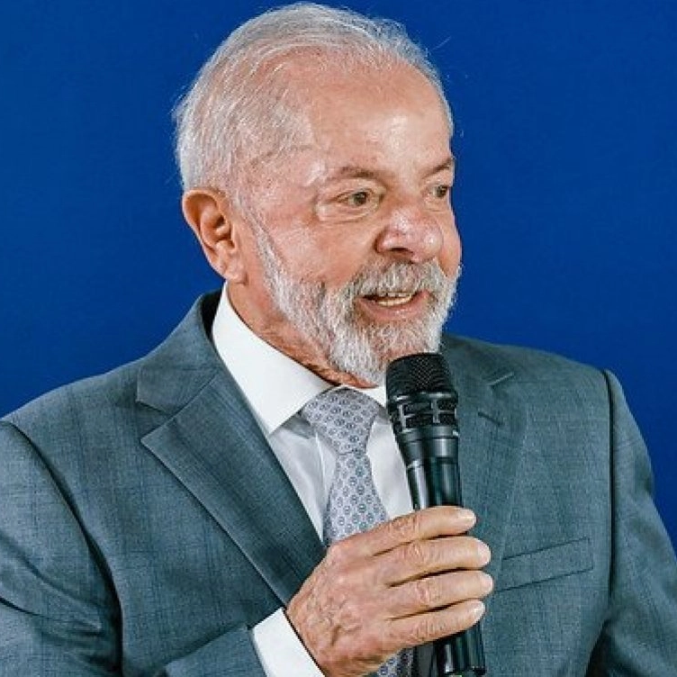 Lula passa por cirurgia de catarata no olho esquerdo nesta sexta-feira
