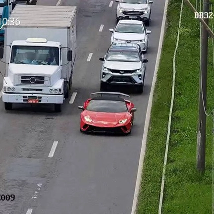 Carro de luxo é interceptado após furar pedágios na BR-324