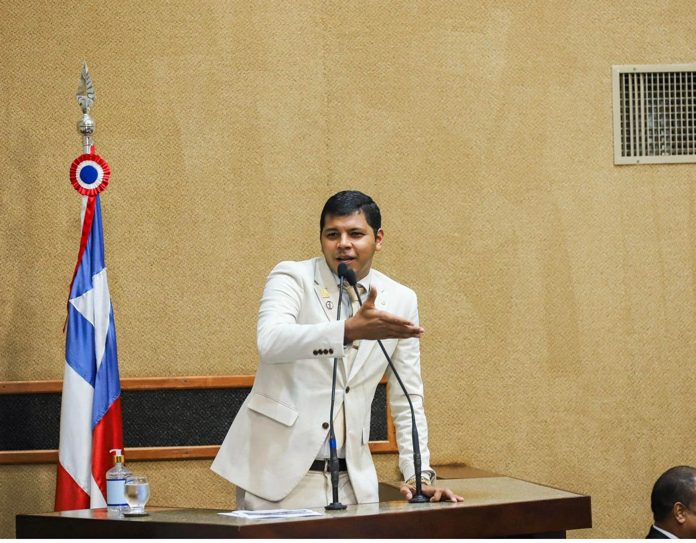 Após votar contra aumento do ICMS, Diego Castro diz que ‘PT de Lula e Jerônimo aprovou mais um castigo aos baianos’