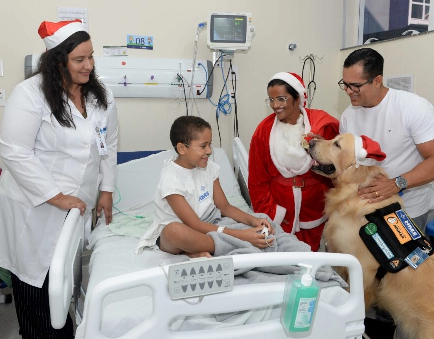 Ala pediátrica do HMS ganha celebração natalina com Papai Noel e cão terapeuta