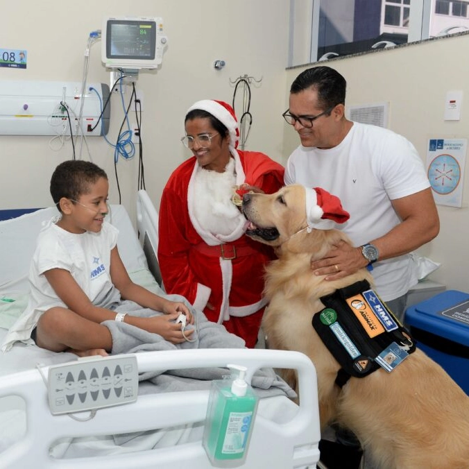 Ala pediátrica do HMS ganha celebração natalina com Papai Noel e cão terapeuta