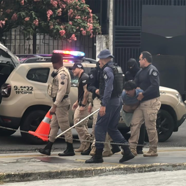 Polícia prende homem em situação de rua que usava cachorros para ameaças, na Graça