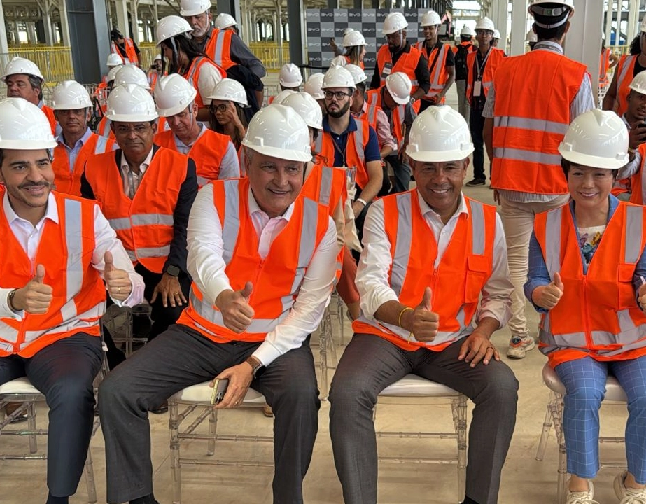 Jerônimo, Rui e representantes da BYD visitam construção de fábrica em Camaçari