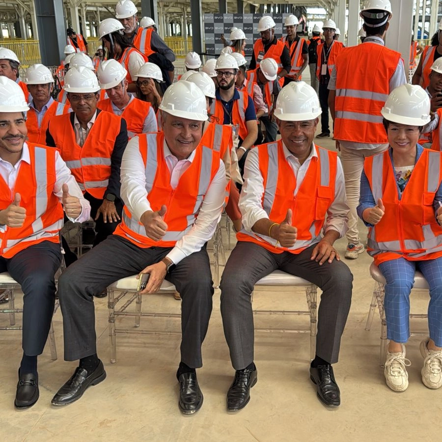 Jerônimo, Rui e representantes da BYD visitam construção de fábrica em Camaçari