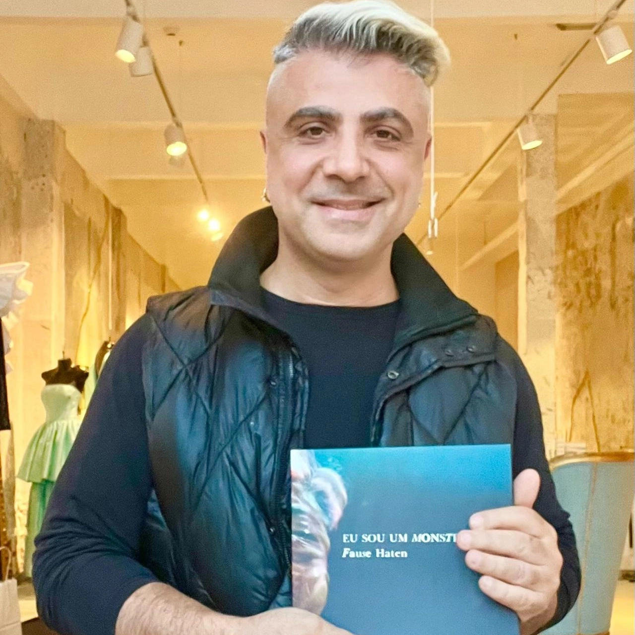 Fause Haten lança livro e reestreia o solo 'Eu Sou Um Monstro'