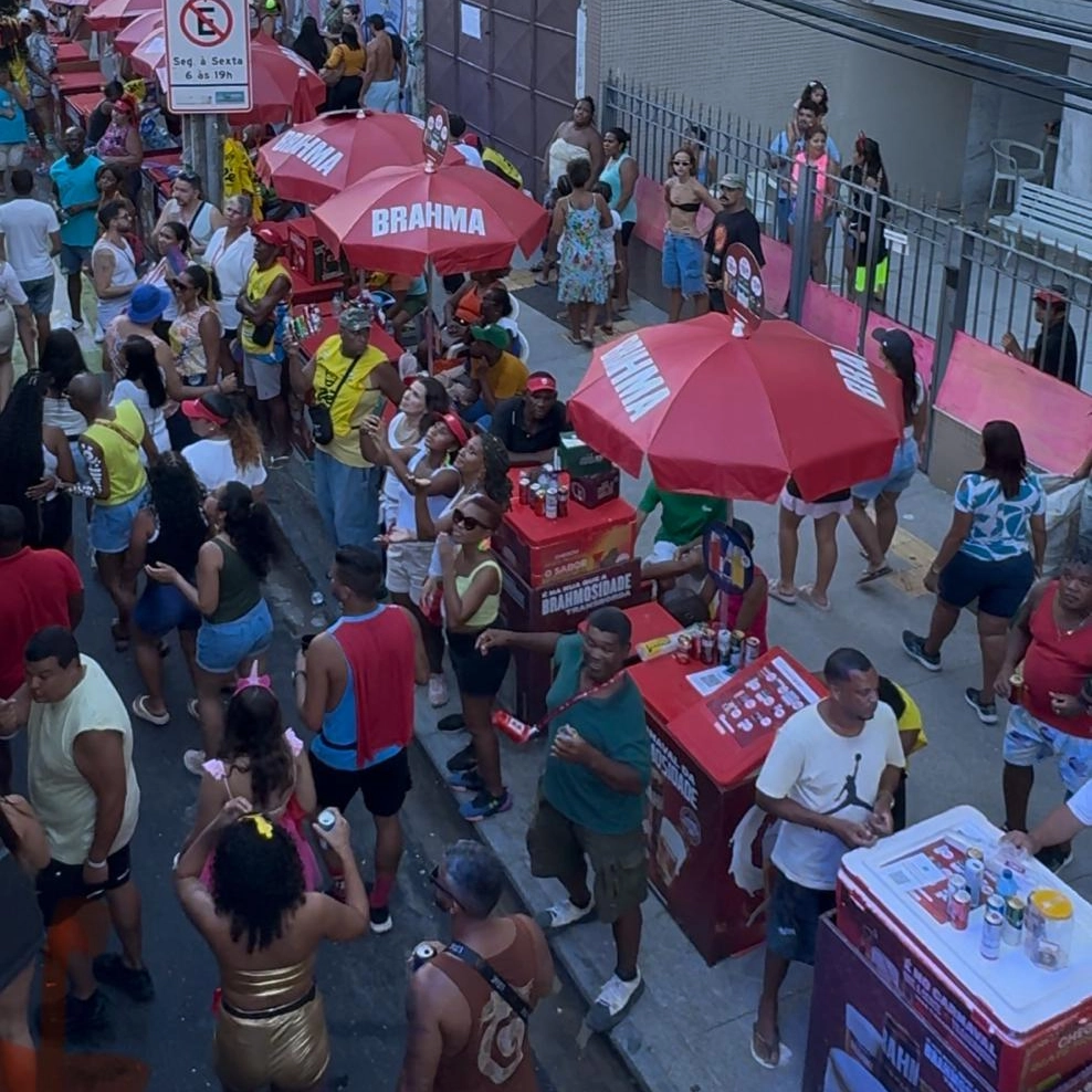 Sem glamour: ambulantes improvisam papelões e dormem no circuito do Carnaval; 'É o que a gente tem'