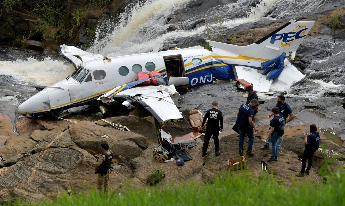 Polícia culpa pilotos pela queda de avião que matou Marília Mendonça