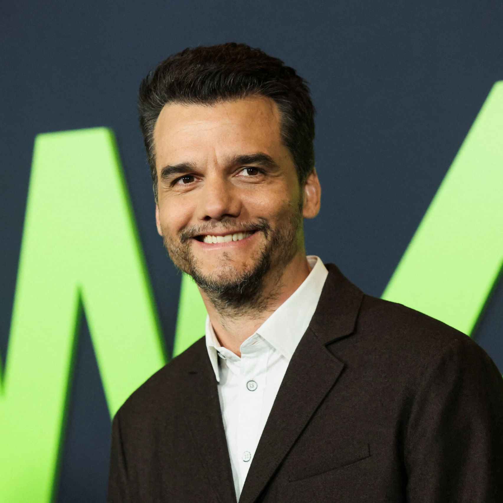 Wagner Moura ensina samba baiano em programa americano; assista