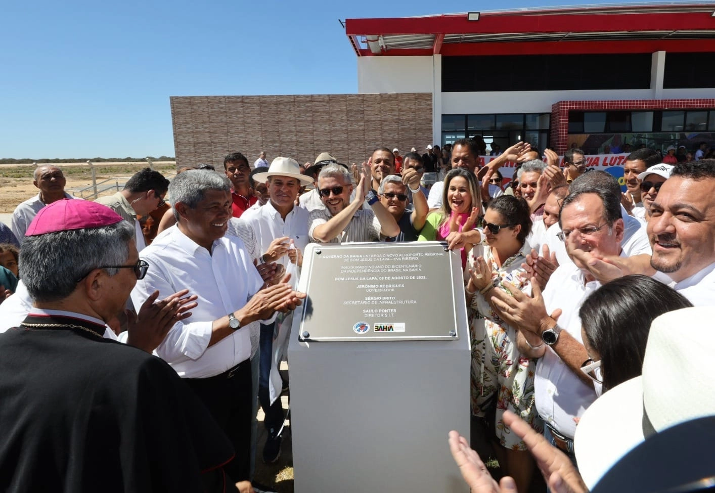 Em Bom Jesus da Lapa, governador inaugura aeroporto e anuncia romaria como patrimônio imaterial da Bahia