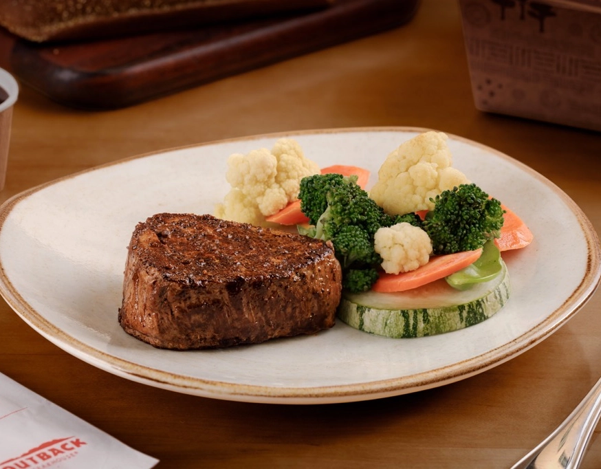 Queridinha dos colecionadores, tradicional faca para steaks do Outback volta aos restaurantes da rede; saiba como garantir a sua