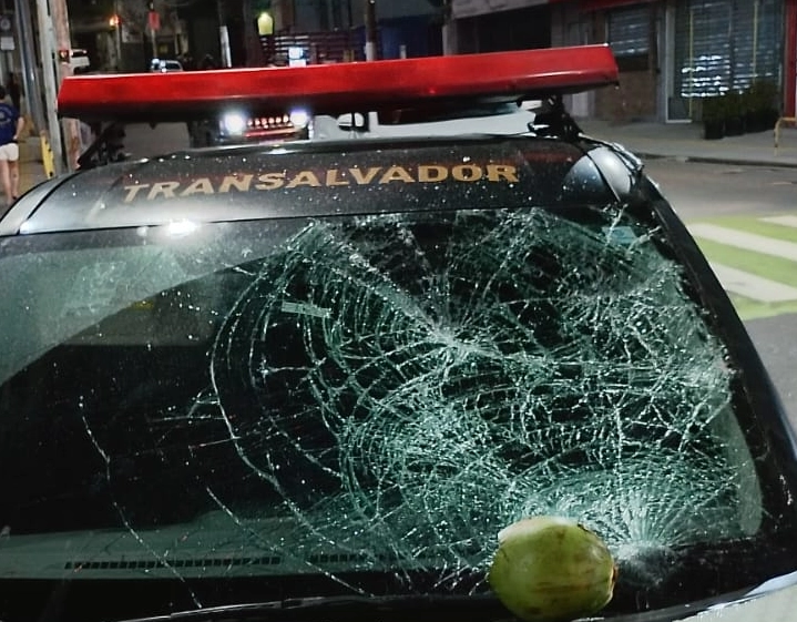 Vídeo: confusão entre agentes da Transalvador e banhistas acaba com dois feridos no Porto da Barra