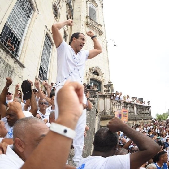 Bruno Reis é carregado pelo povo ao lado de Léo Kret; assista