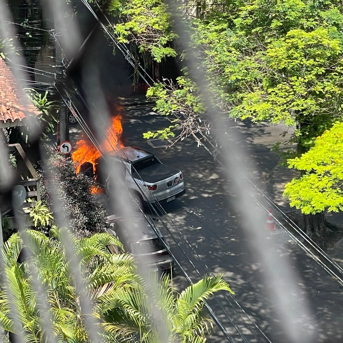 Carros ficam destruídos após incêndio, na Graça