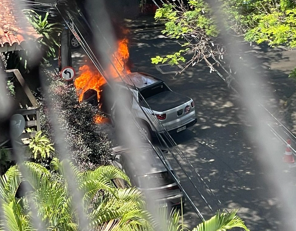 Carros ficam destruídos após incêndio, na Graça