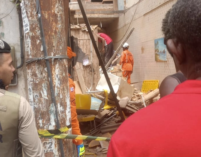 Teto de restaurante desaba e deixa feridos em Salvador