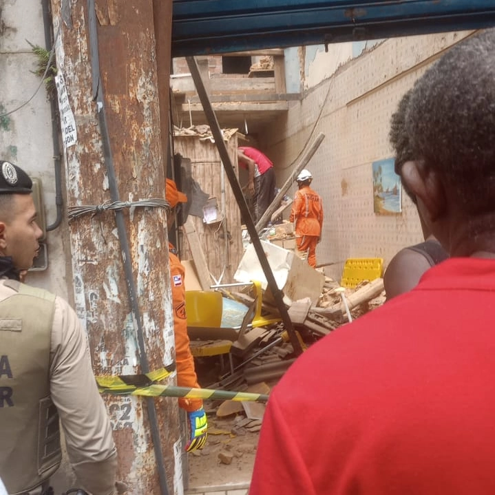 Teto de restaurante desaba e deixa feridos em Salvador